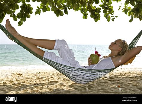 frau am strand bilder